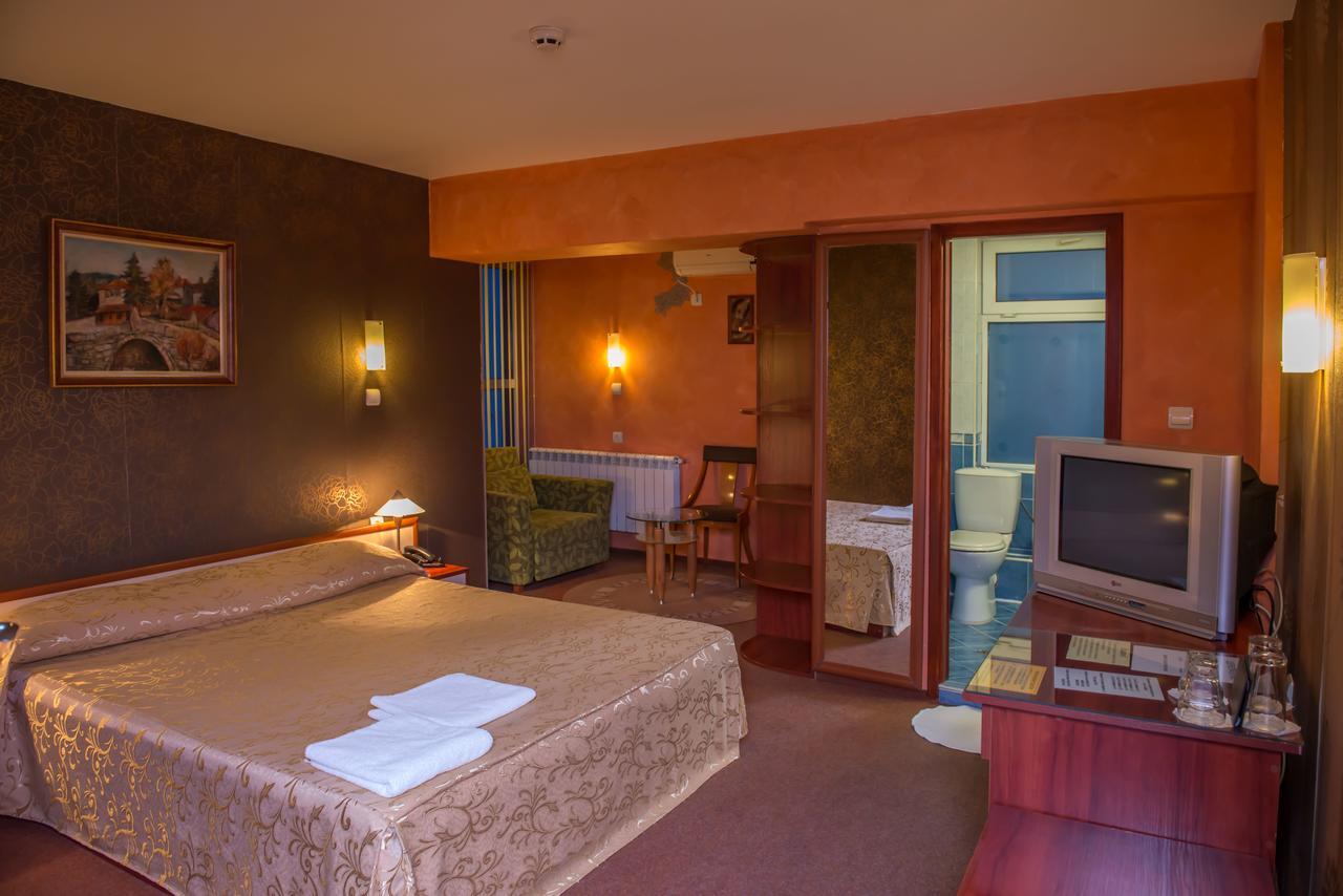 Hotel Kapri Ямбол Экстерьер фото