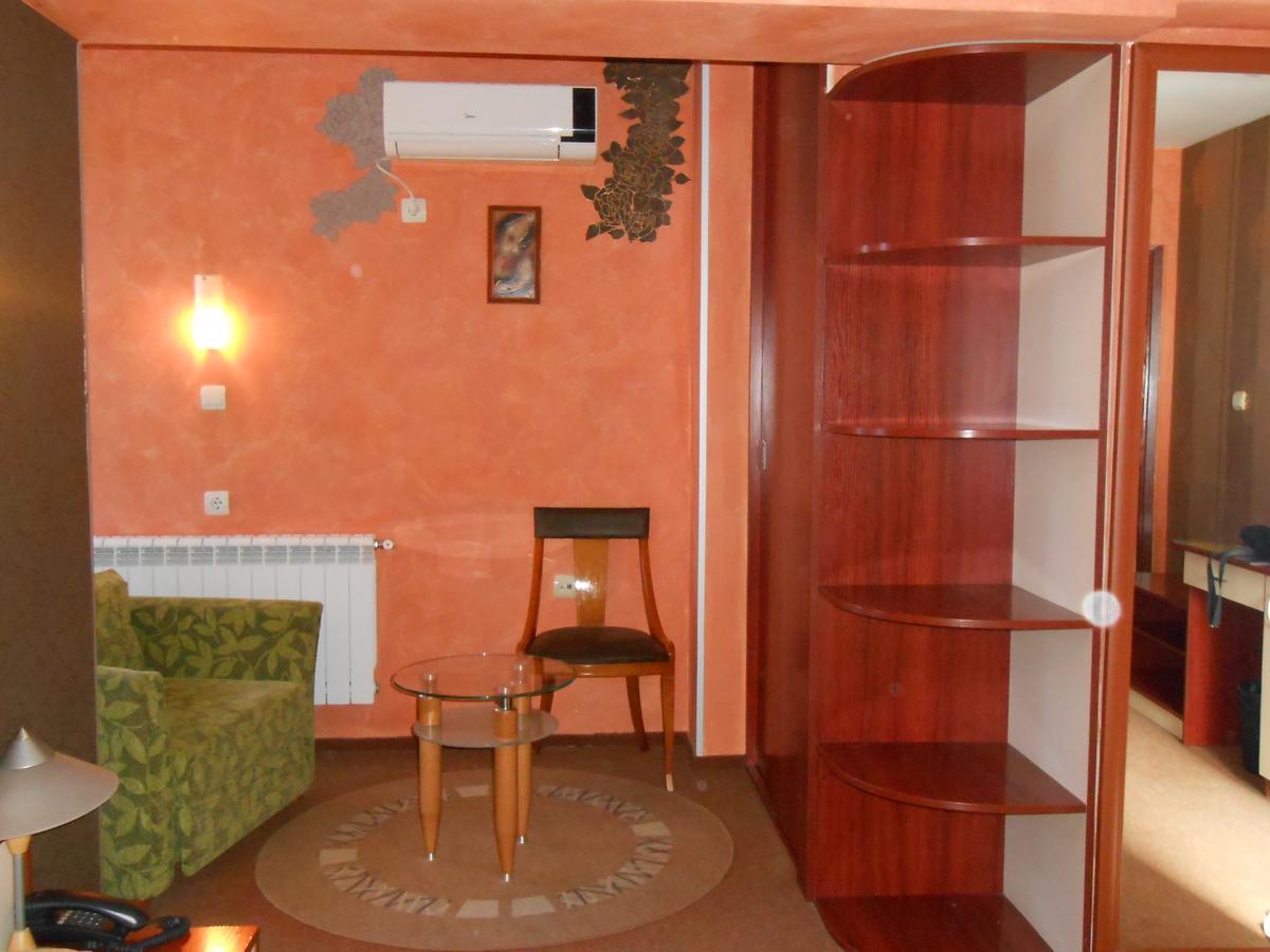 Hotel Kapri Ямбол Экстерьер фото