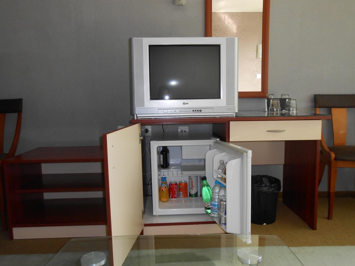 Hotel Kapri Ямбол Экстерьер фото